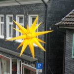 Geben der Lütterkuser Altstadt im Advent das typische Gesicht: Herrnhuter Sterne. Foto: Sascha von Gerishem
