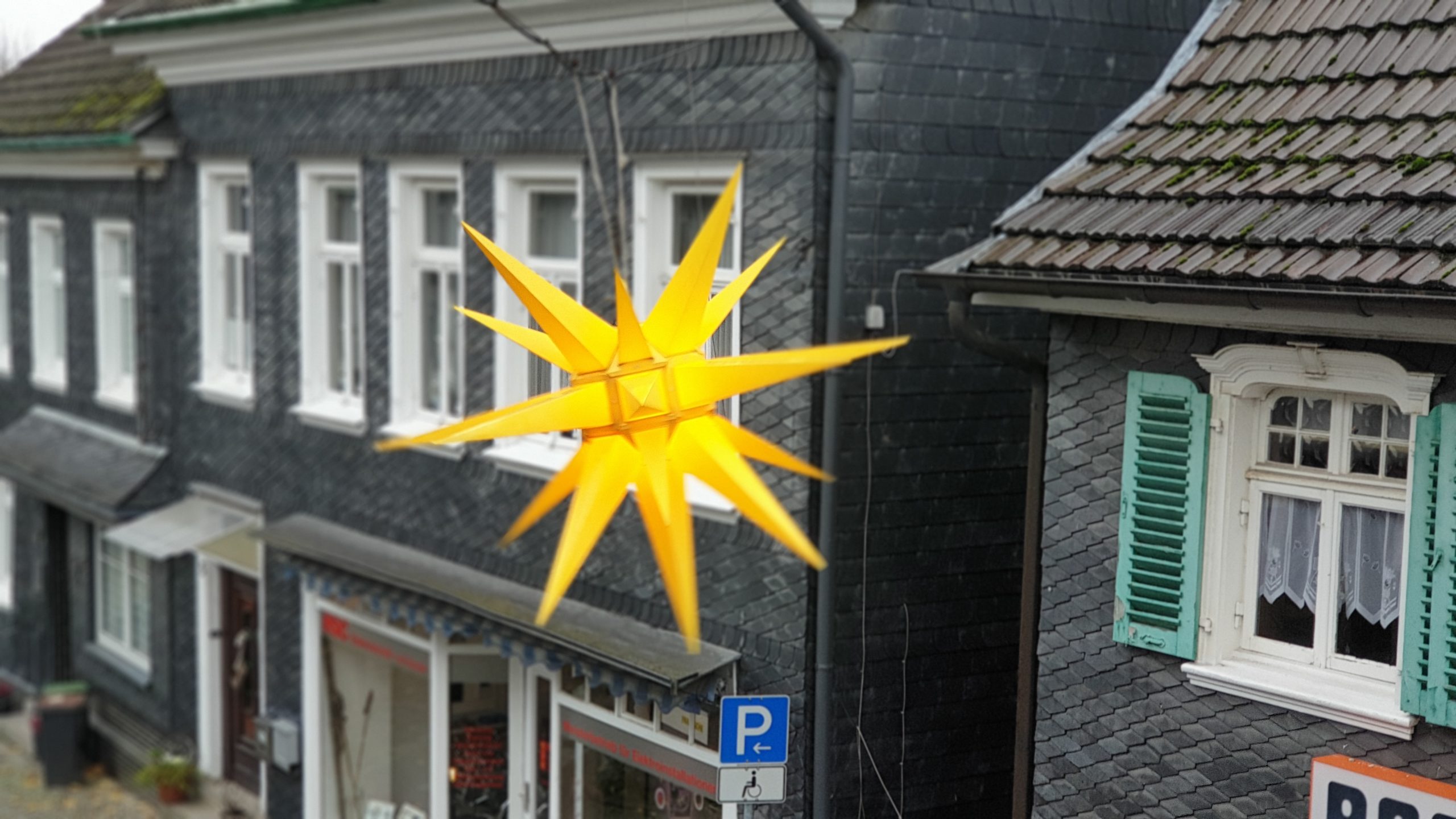 Geben der Lütterkuser Altstadt im Advent das typische Gesicht: Herrnhuter Sterne. Foto: Sascha von Gerishem