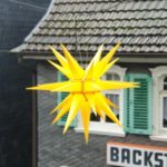 Geben der Lütterkuser Altstadt im Advent das typische Gesicht: Herrnhuter Sterne. Foto: Sascha von Gerishem