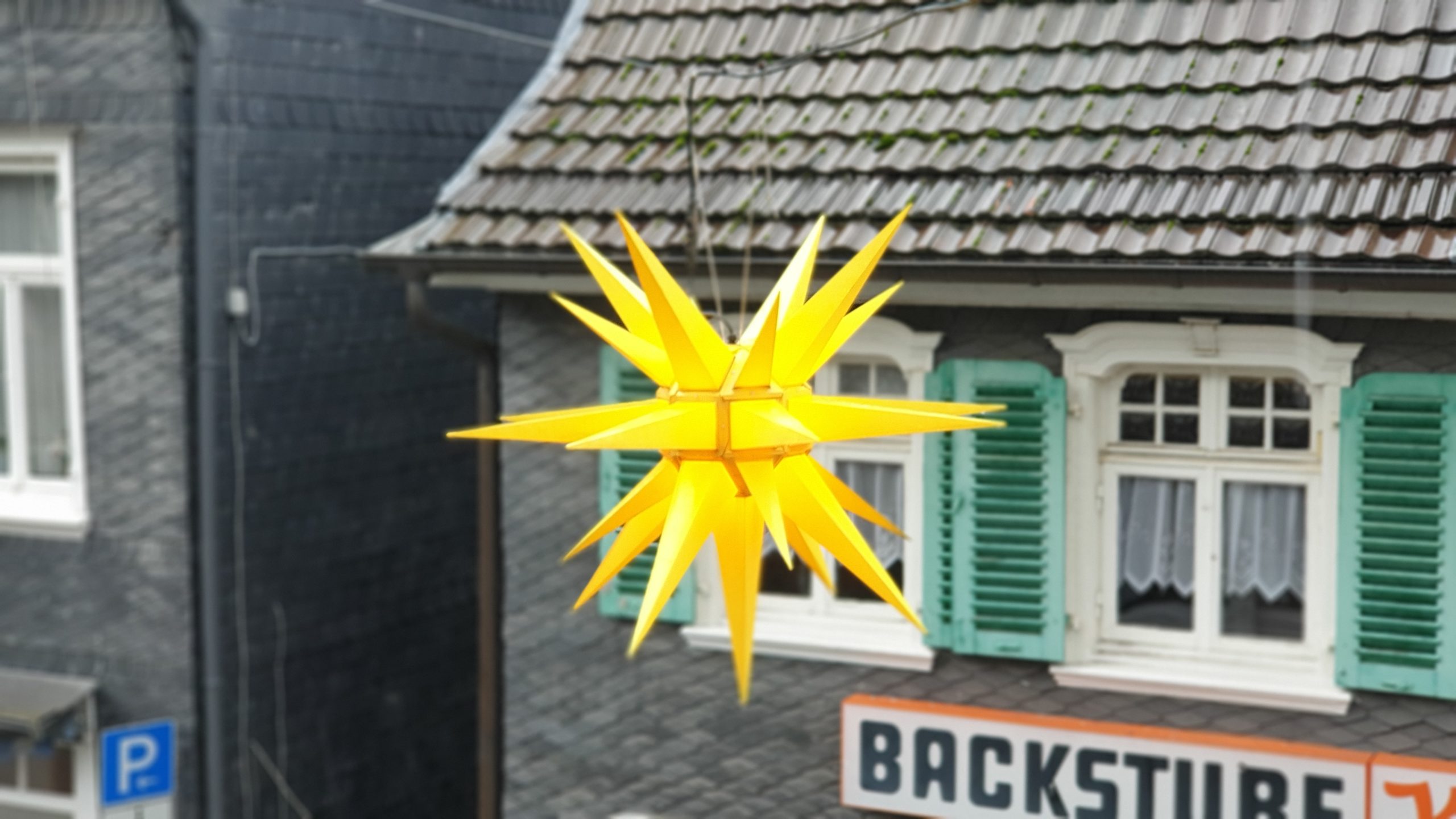 Geben der Lütterkuser Altstadt im Advent das typische Gesicht: Herrnhuter Sterne. Foto: Sascha von Gerishem