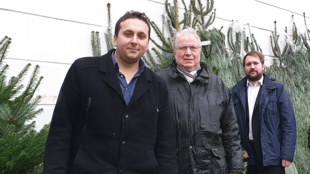 Burhan Türken, Peter Edmund Uibel und Sebastian Thiel waren schon 2019 beim Weihnachtsbaumverlauf der SPD fleißig. Foto: Sascha von Gerishem