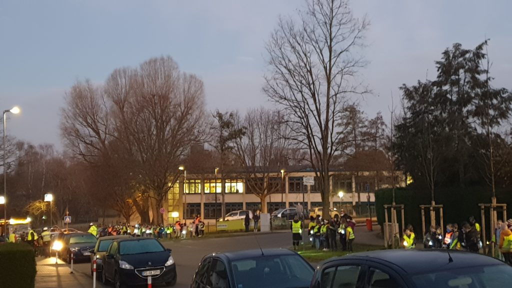 Mit der Aktion "Siehst du mich?" möchte die Polizei Autofahrende dringend daran erinnern vor Schulen und Kitas nicht zu rasen, aber der Egoismus einzelner Rasender überwiegt. Foto: Sascha von Gerishem