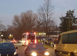 Morgendlicher Stoßverkehr am Schulzentrum Klausen in Remscheid-Lüttringhausen. Foto: Sascha von Gerishem