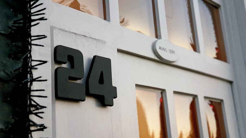 Heiligabend? Es kann kein Zufall sein, dass die Hausnummer vom Hotel Kromberg in der Lüttringhauser Kreuzbergstraße die 24 ist. Foto: Sascha von Gerishem