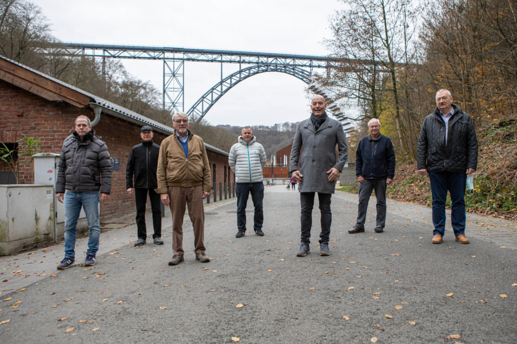 Gründungsmitglieder vom neuen Verein BErgischer Brückenschlag e.V.: Kai Münnekehoff, Wolfgang Dinger, Gerd Münnekehoff, Dirk Reichert, Dirk Herrmann, Wolfgang Müller, Dr. Bernd Kuznik. Foto: Thomas E. Wunsch