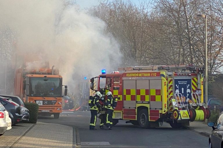Sperrmüllwagen in Brand geraten