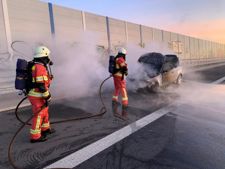 BMW Cabrio brennt auf der A 44 aus
