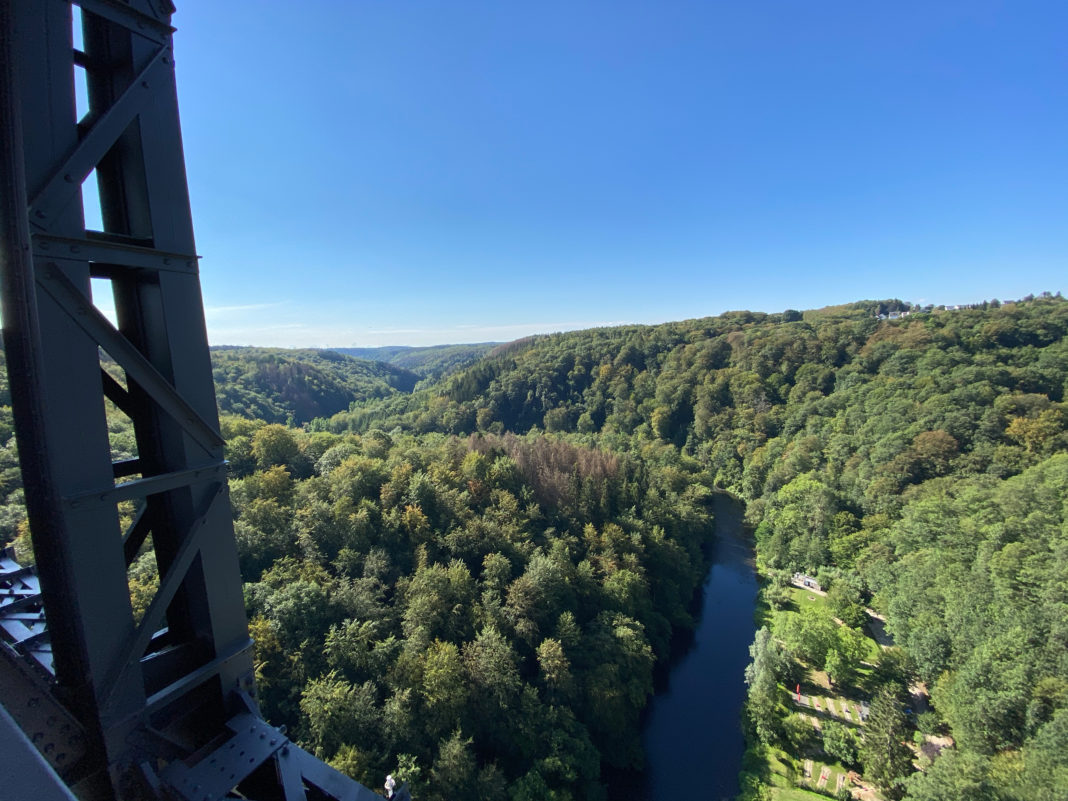 Der Ausblick von der Müngstener Brücke ist ein Traum von Blick aufs Bergische Land. Foto: Dirk Herrmann