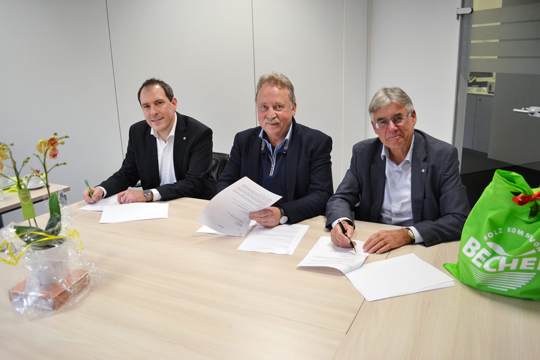 Vertragsunterzeichnung: Stefan Sans, Kaufmännischer Leiter und Prokurist von Becher, Holz Leopold-Geschäftsführer Andreas Leopold und Michael Köngeter, Geschäftsführer von Becher (v.l.). Foto: BECHER GmbH & Co. KG