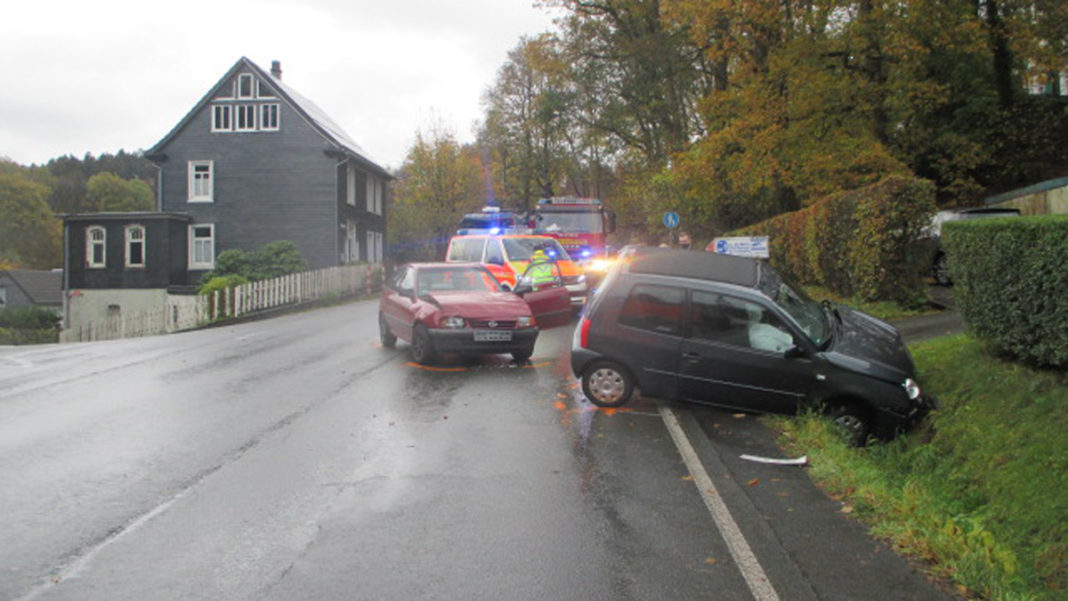 Zwei Remscheider verunfallen in der Einmündung Preyersmühle in Wermelskirchen. Foto: Polizei RheinBerg