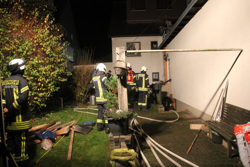 Feuwehrleute beim Einsatz in der Siedlung Röttgen. Foto: Feuerwehr Mettmann