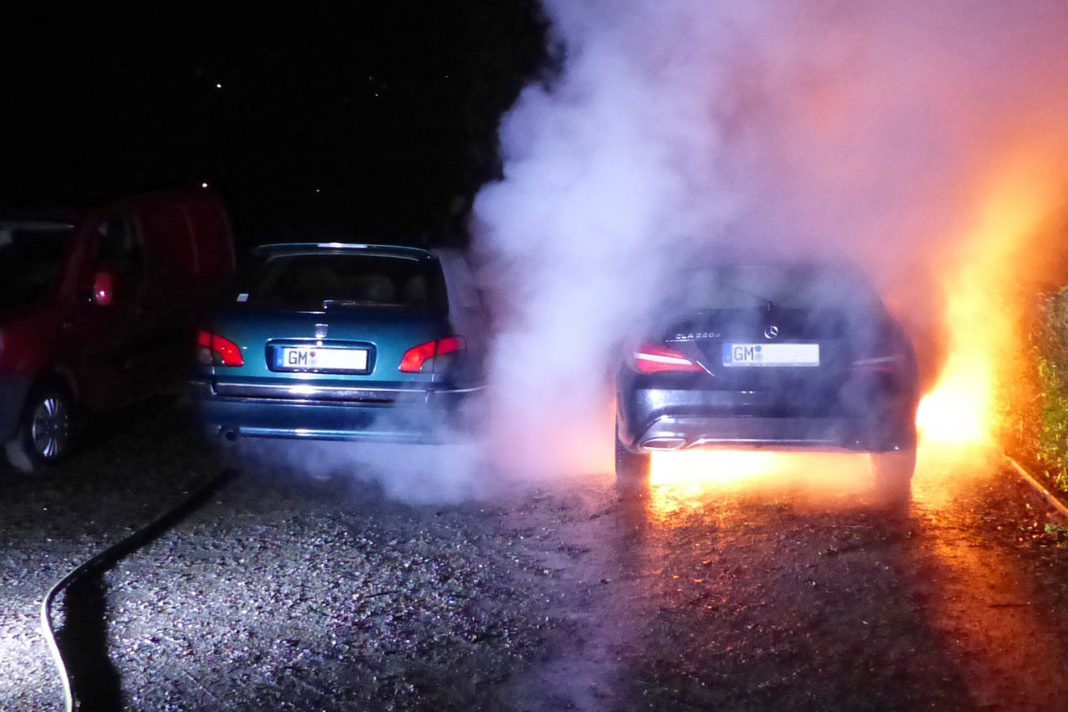 Brandstiftung: In Waldbröl fiel dieser MErcedes den Flammen zum Opfer. Foto: Polizei Oberberg