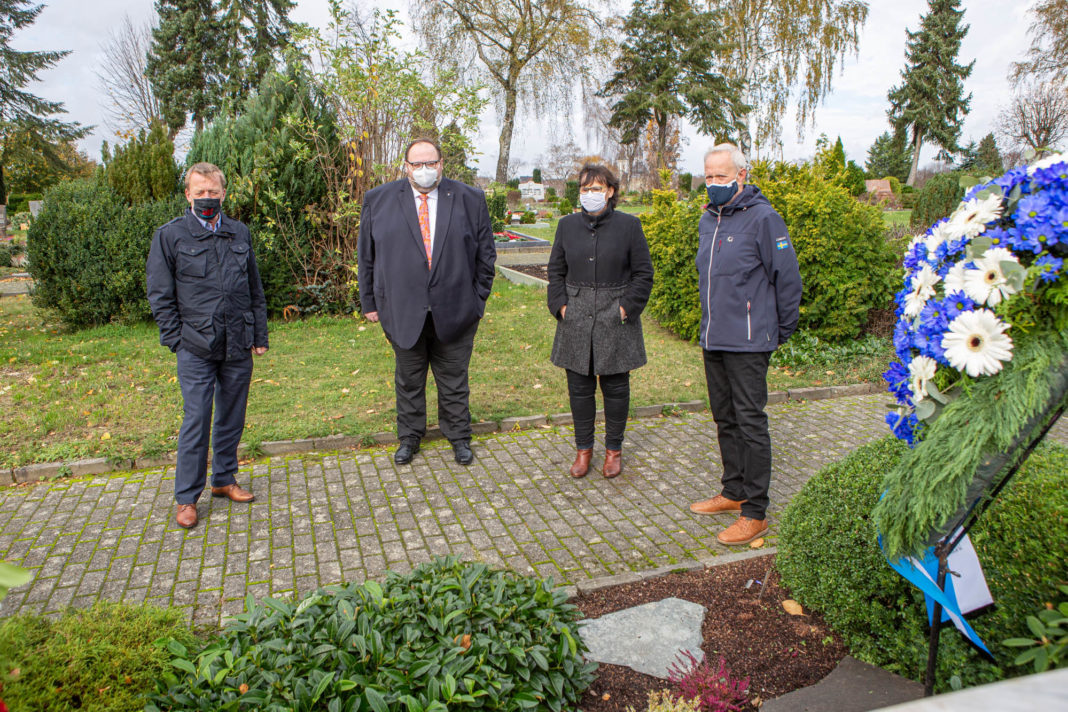 Oberbürgermeister Burkhard Mast-Weisz, Stadtdirektor Sven Wiertz, Ulla Wilberg und Jürgen Heuser (v.l.). Foto: Thomas E. Wunsch