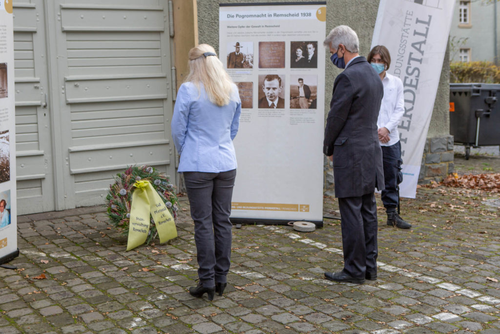 Stilles Gedenken am Jahrestag der Reichspogromnacht an der Gedenk- und Bildungsstätte Pferdestall. Foto: Stadt Remscheid/Thomas E. Wunsch