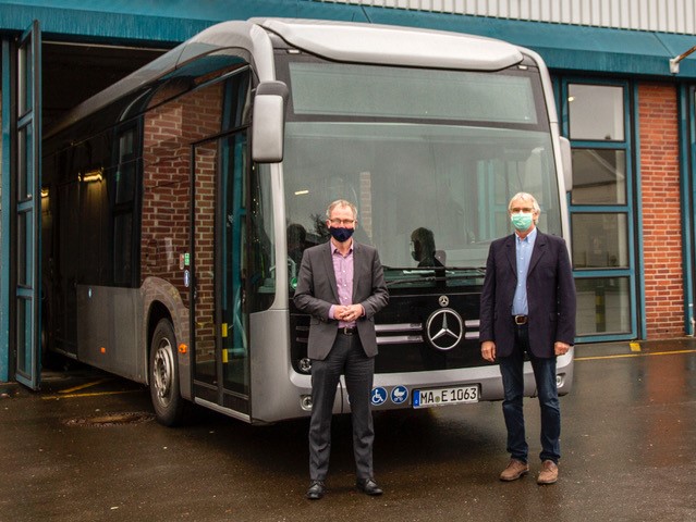 Dr. Thomas Hoffmann und Peter Anton Seitz vor dem E-Bus. Foto: Stadtwerke Remscheid