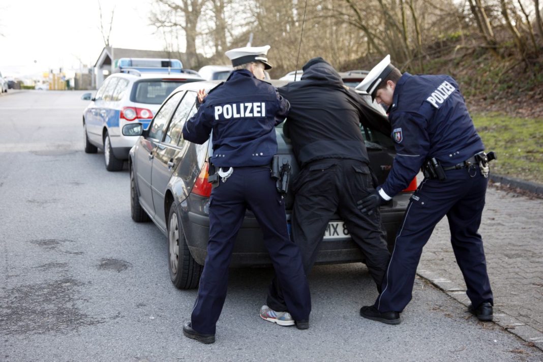Festnahme am Auto. Symbolfoto: Polizei