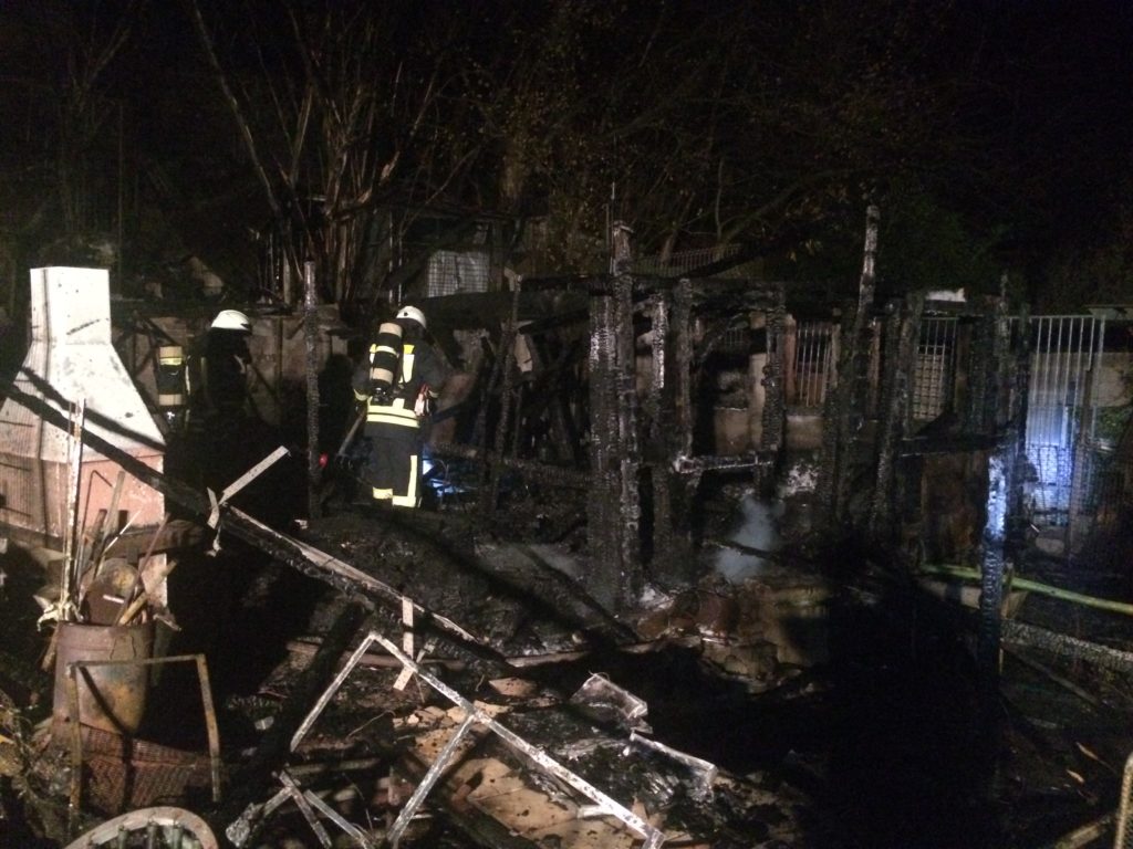 Massiver Personaleinsatz der Feuerwehr Hattingen bei dem Brand von Gartenlauben. Foto: Jens Herkströter