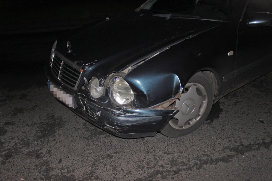 Schäden an dem Mercedes Benz. Foto: Polizei Mettmann