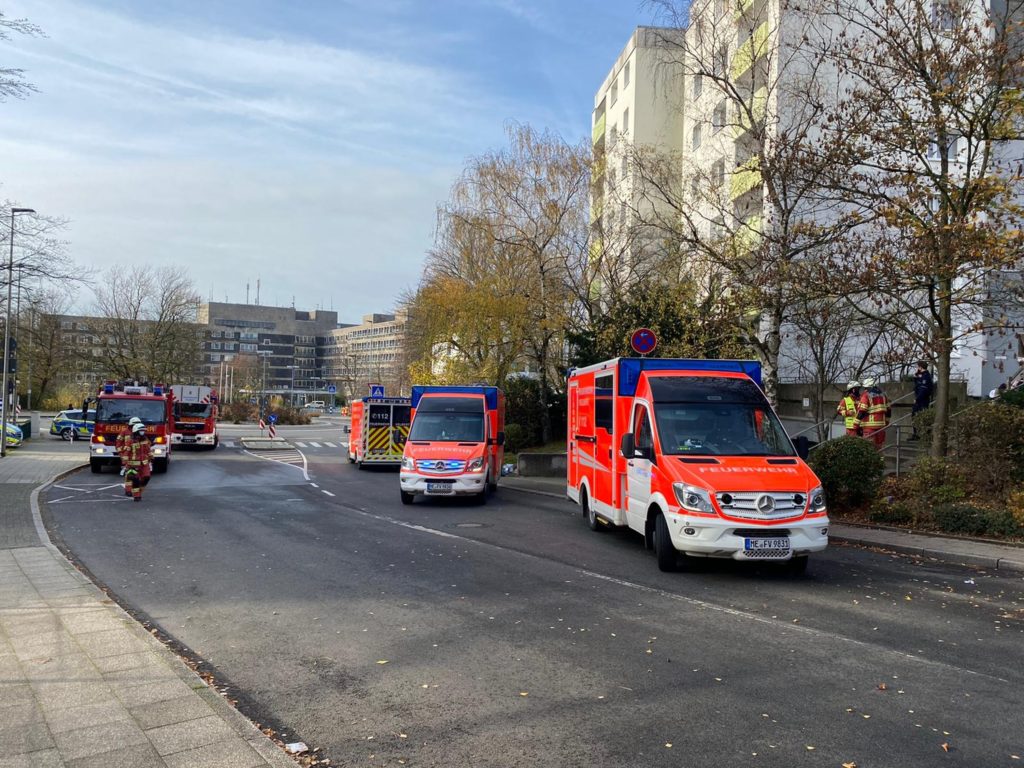 Die Einsatzstelle lag in unmittelbarer Nähe des Klinikum Niederberg (im Hintergrund). Foto: Feuerwehr Velbert