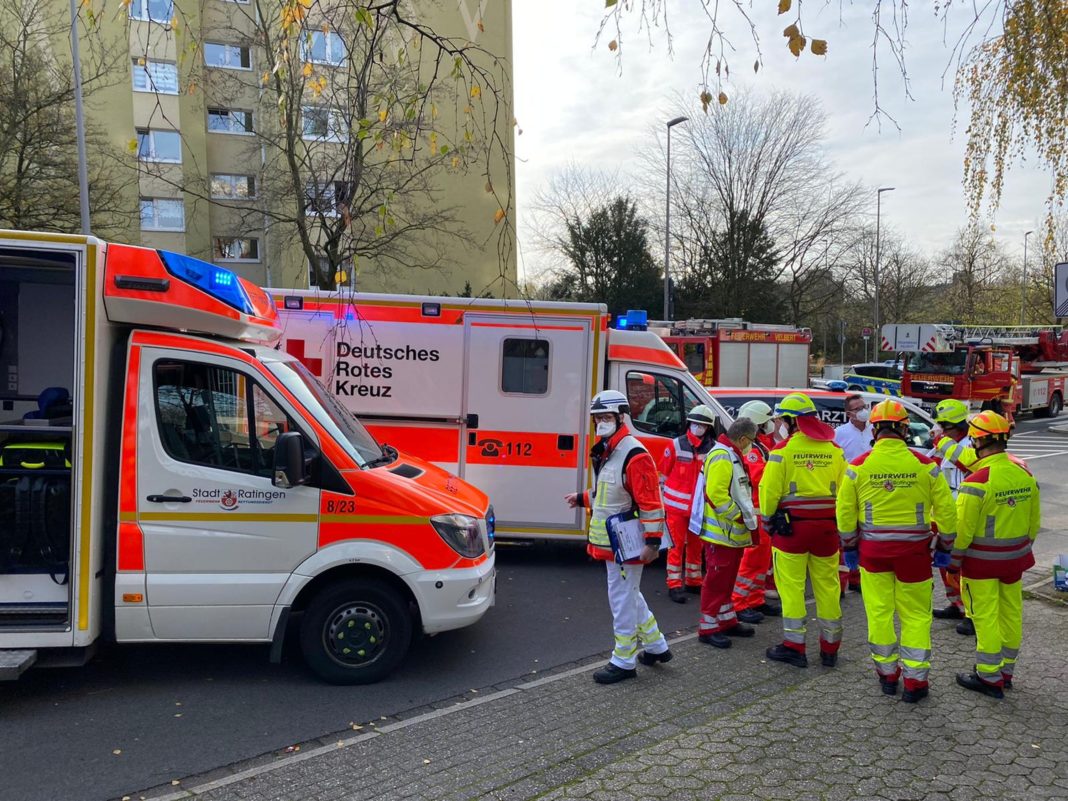 Rettungsdiensteinheiten aus mehreren Städten des Kreises und aus Essen unterstützten die Velberter Kollegen. Foto: Feuerwehr Velbert