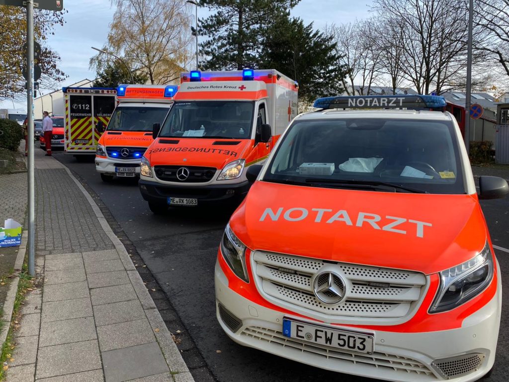 Rettungsdiensteinheiten aus mehreren Städten des Kreises und aus Essen unterstützten die Velberter Kollegen. Foto: Feuerwehr Velbert