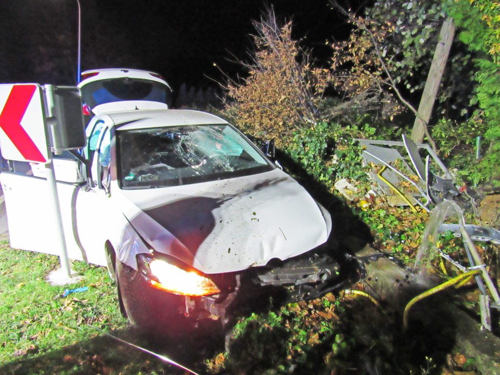 Der VW Golf wurde bei dem selbstverschuldeten Unfall des Fahranfängers erheblich beschädigt. Foto: Polizei Mettmann
