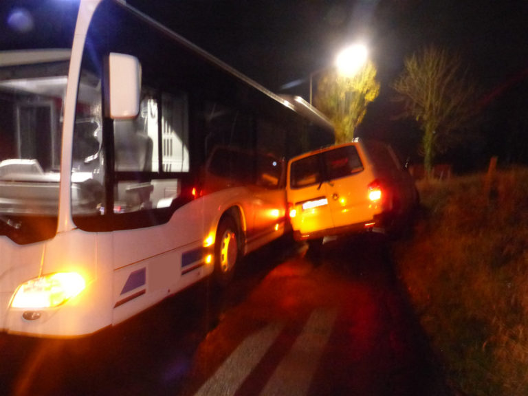 Transporter kippt um und beschädigt Linienbus