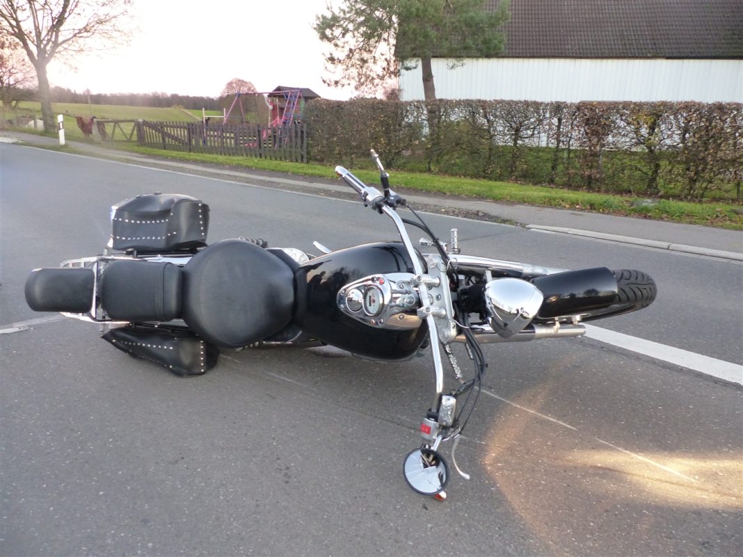 Der 66-jährige Motorradfahrer zog sich bei dem Motorradunfall in Wipperfürth schwere Verletzungen zu. Foto: Polizei Oberberg