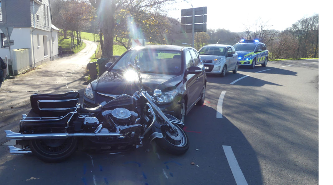 Motorradunfall in Wipperfürth: Der Harleyfahrer ist in den Gegenverkehr geraten und dort frontal mit dem Hyundai kollidiert. Foto: Polizei Oberberg