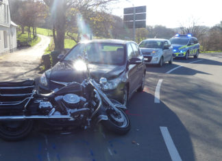 Motorradunfall in Wipperfürth: Der Harleyfahrer ist in den Gegenverkehr geraten und dort frontal mit dem Hyundai kollidiert. Foto: Polizei Oberberg