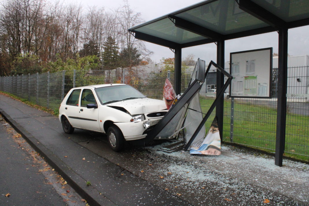 Bei dem Unfall in Bergisch Gladbach wurde eine Fußgängerin schwer verletzt. Foto: Polizei RheinBerg