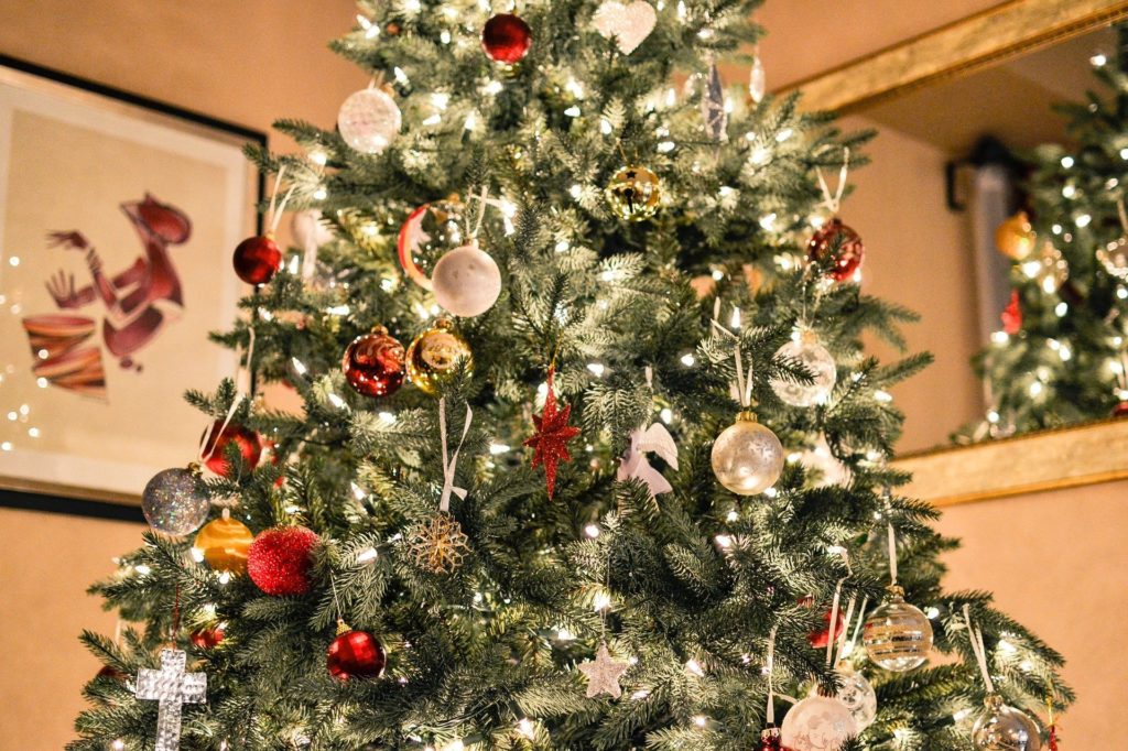 Bio-Weihnachtsbaum, klassisch geschmückt.