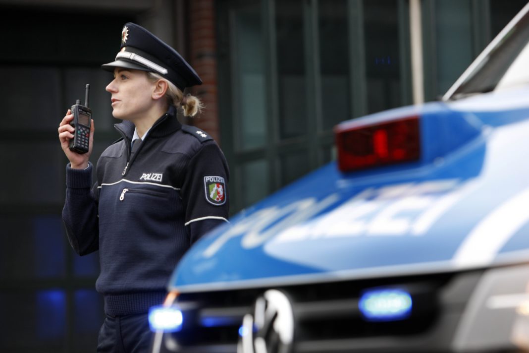 Polizistin bei der Arbeit. Foto: Polizei