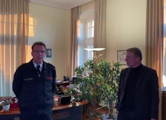 Screenshot aus der Videoansprache von Feuerwehrchef Guido Eul-Jordan und Remscheids Oberbürgermeister Burkhard-Mast-Weisz.