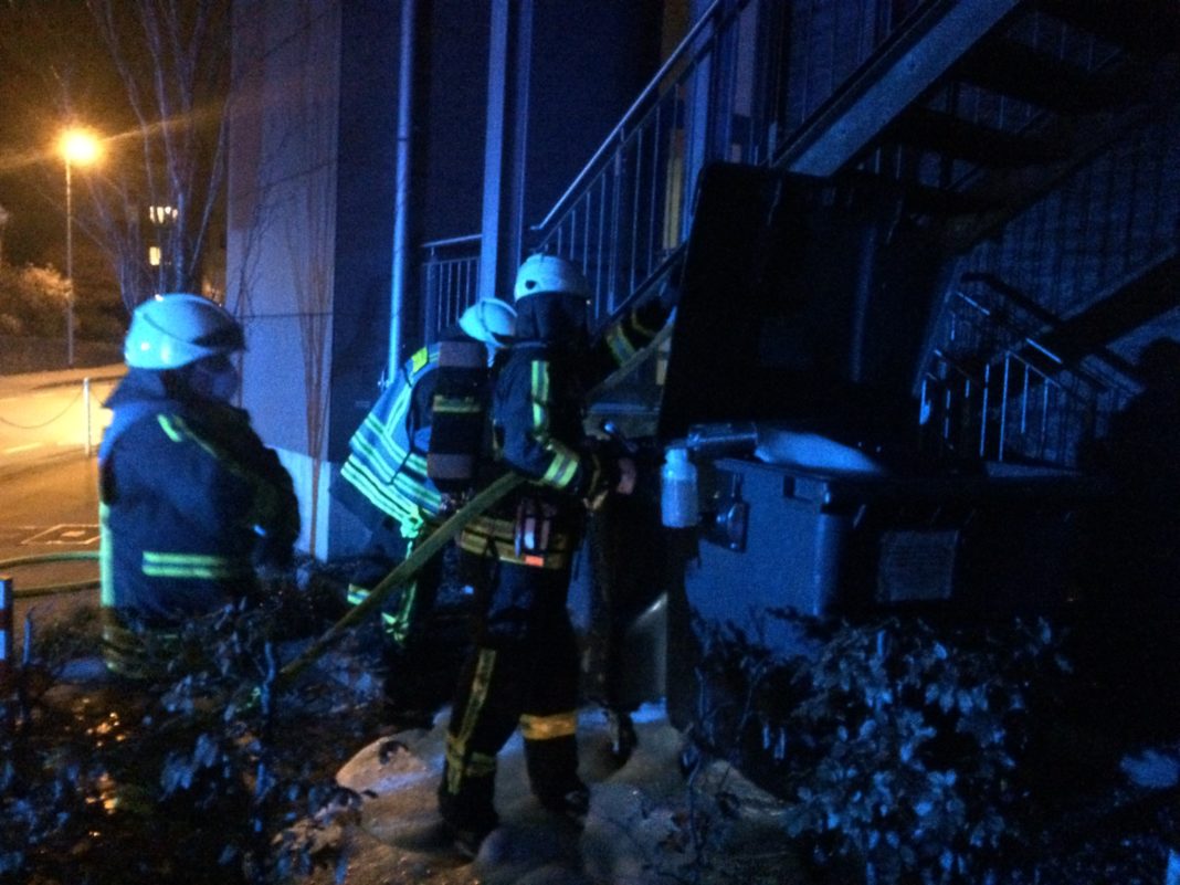 Die Feuerwehr Hattingen hatte Samstagabend mehrere Einsätze in der Hattinger Innenstadt. Foto: Jens Herkströter