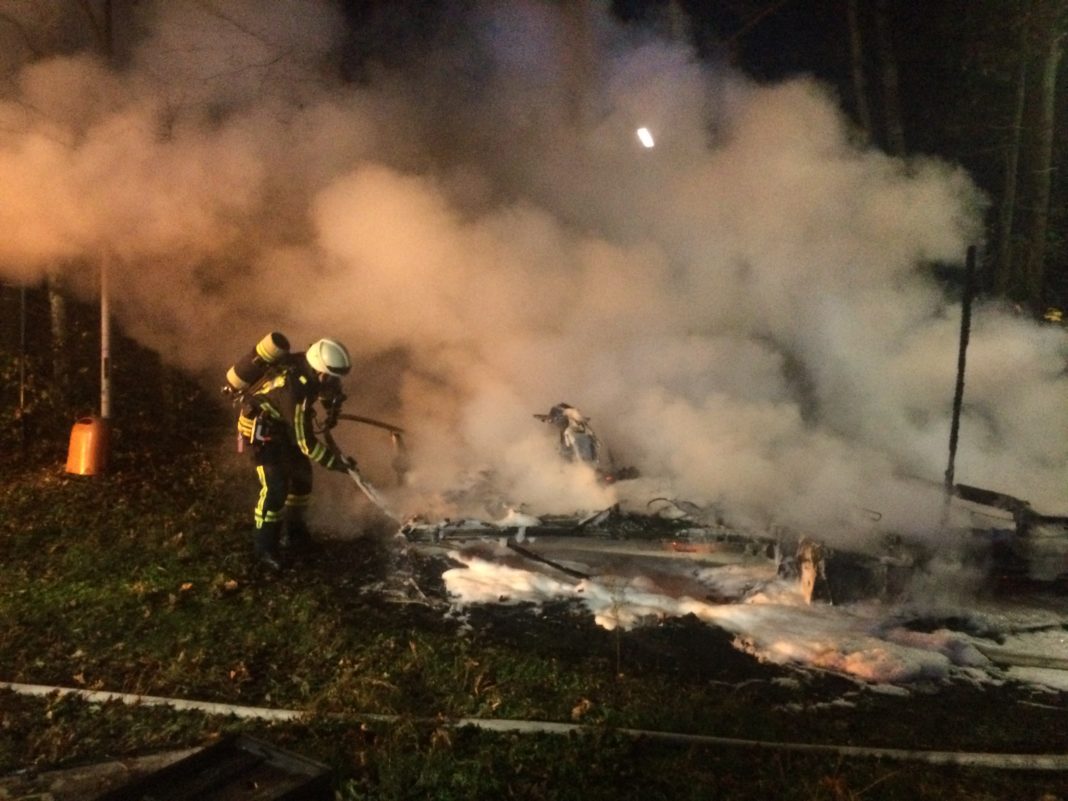 Auf dem Campingplatz an der Tippelstraße in Hattingen brannte ein Wohnwagen vollständig nieder. Foto: Jens Herkströter