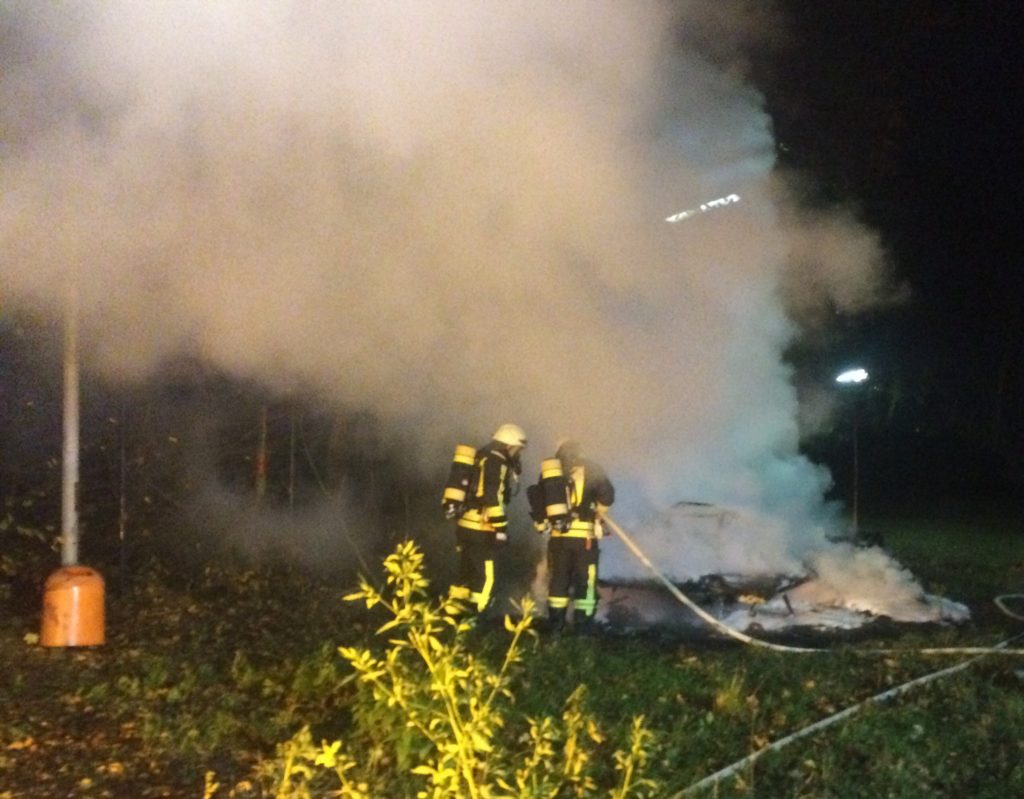 Auf dem Campingplatz an der Tippelstraße in Hattingen brannte ein Wohnwagen vollständig nieder. Foto: Jens Herkströter