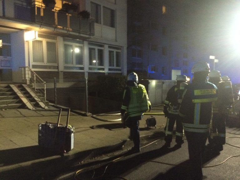 Brand in einer Gebäudedurchfahrt