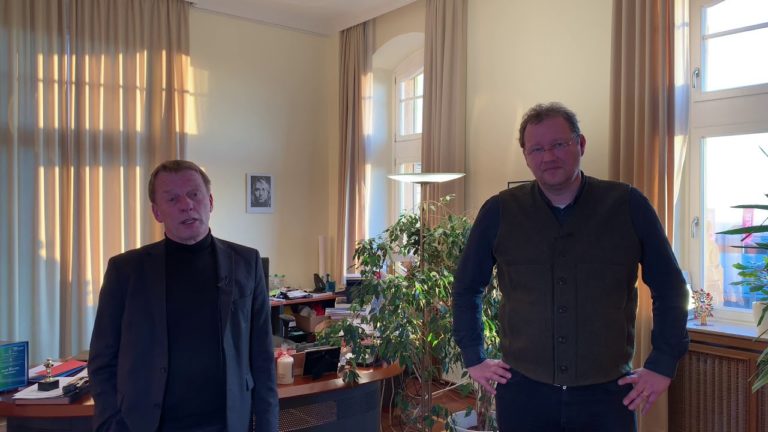 Screenshot aus der Videoansprache von Remscheids Oberbürgermeister Burkhard Mast-Weisz und Corona-Krisenstabsleiter Thomas Neuhaus.