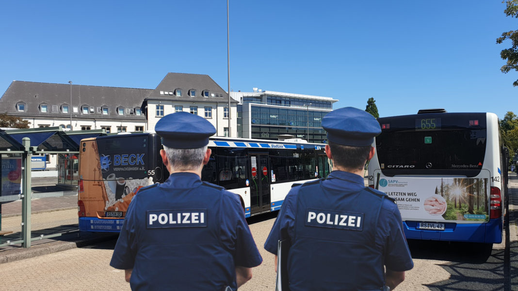 Die Polizei kontrolliert, ob die Coronaschutzverordnung eingehalten wird. Artwork: Sascha von Gerishem