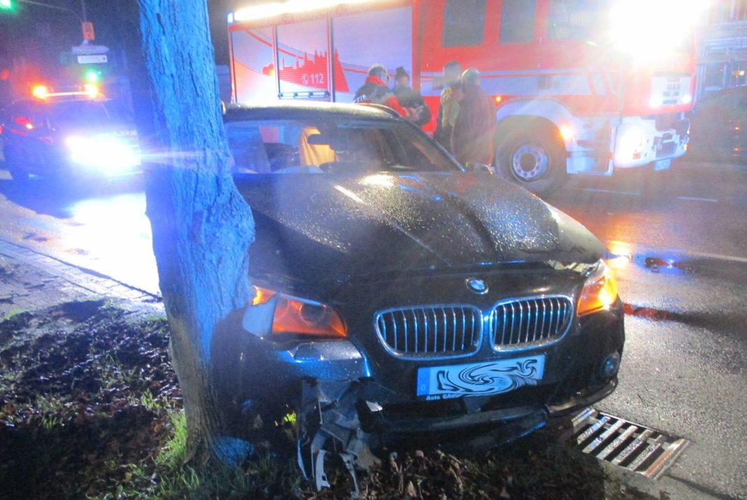 Kein Führerschein und Handy am Steuer, so steuerte der alkoholisierte Fahrer den BMW vor einen Baum. Foto: Polizei RheinBerg