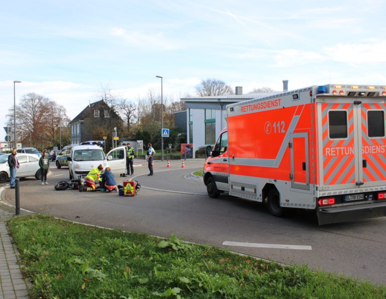 Motorradfahrer bei Unfall im Kreisverkehr schwer verletzt