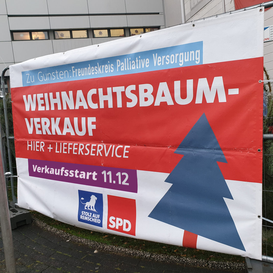 Verkaufsstart für die Weihnachtsbaum-Aktion der SPD in Remscheid ist auch in diesem Jahr am 11. Dezember. Foto aus dem letzten Jahr: Sascha von Gerishem