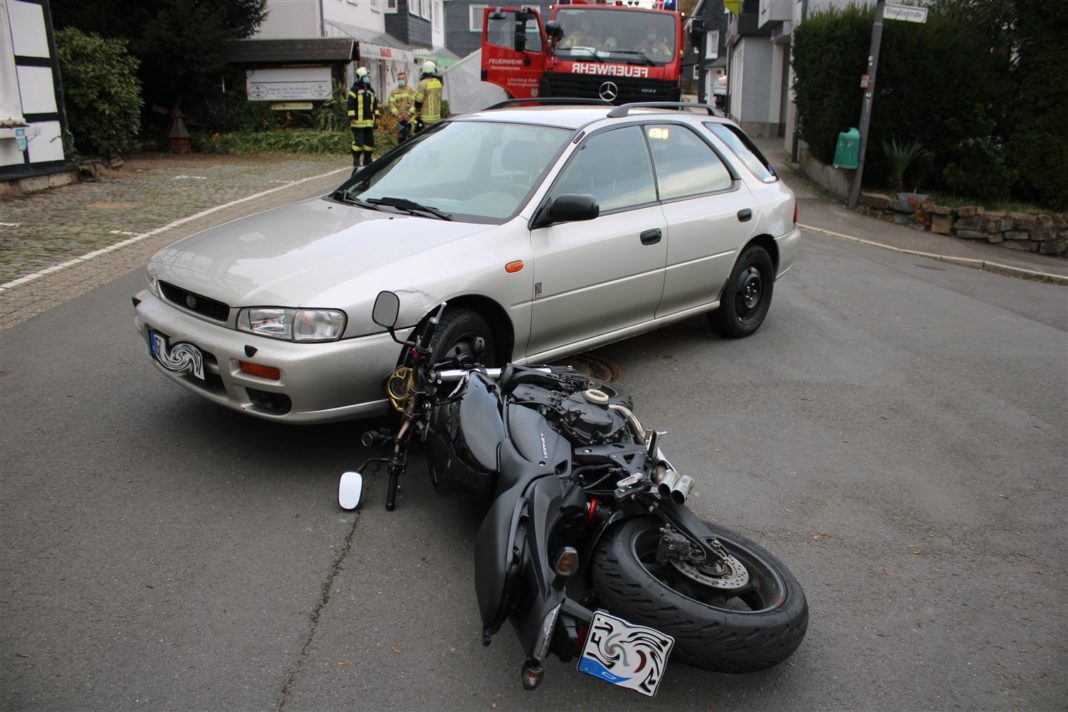 Unfall: Zusammenstoß zwischen einem Pkw und einem Motorrad auf der Altenberger Straße in Dabringhausen. Foto: Polizei RheinBerg