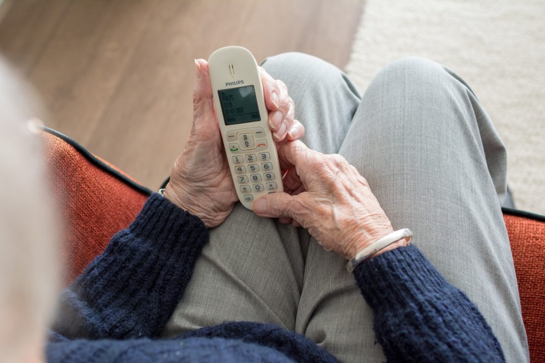 Die Polizei warnt: Trickbetrüger:innen versuchen oft Senior:innen am Telefon zu überrumpeln. Symbolfoto.