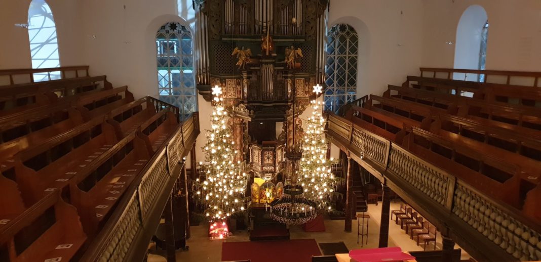 Die adventlich geschmückte evangelische Stadtkirche in Lüttringhausen. Foto: Sascha von Gerishem