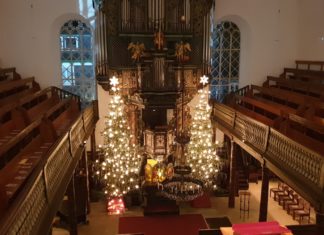 Die adventlich geschmückte evangelische Stadtkirche in Lüttringhausen. Foto: Sascha von Gerishem