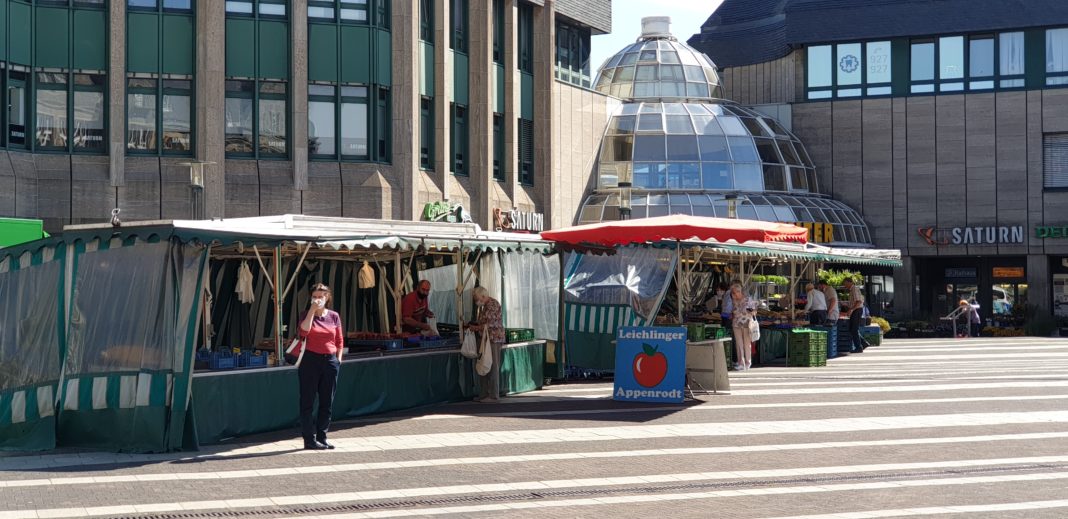 Der Remscheider Wochenmarkt auf dem Rathausplatz: Theodor-Heuss-Platz. Foto: Sascha von Gerishem