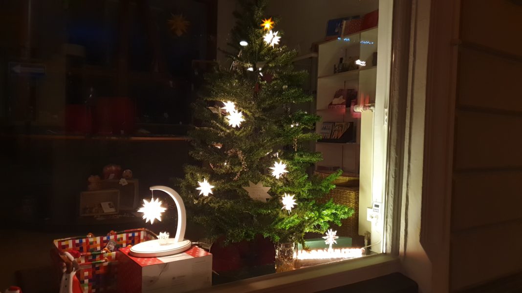 Bestellen: Lichterkette mit Herrnhuter Sternen für den Christbaum. Foto: Sascha von Gerishem