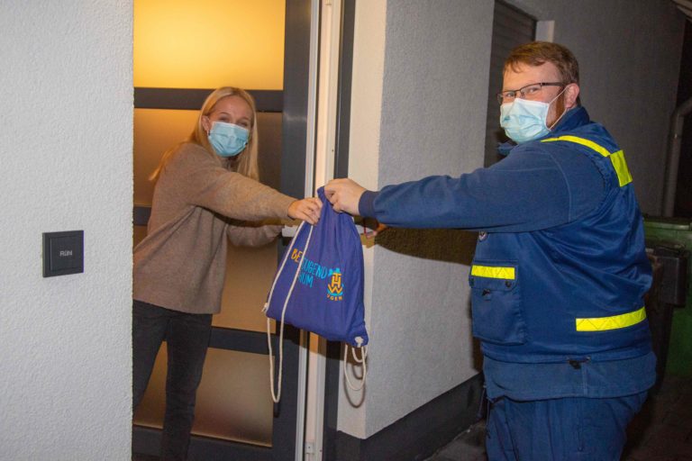 THW-Helfende verteilten Geschenke